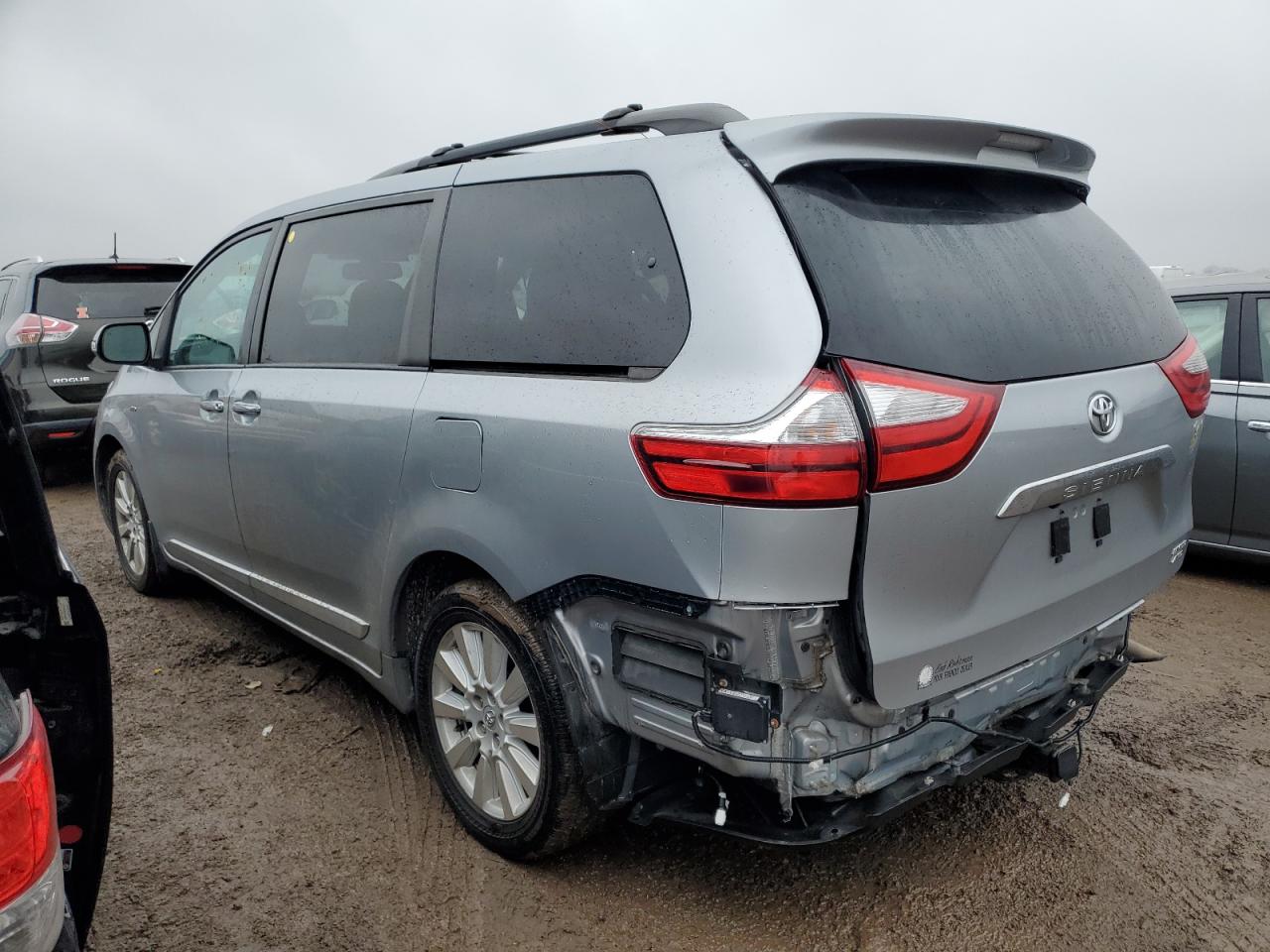 2017 Toyota Sienna - Image 2