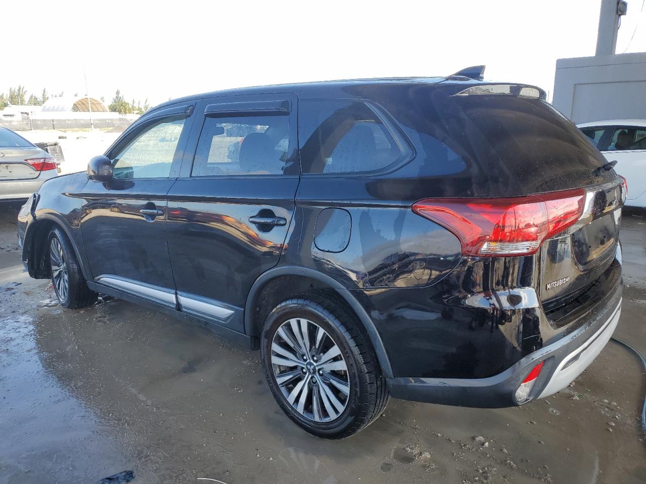 2019 Mitsubishi Outlander - Image 2