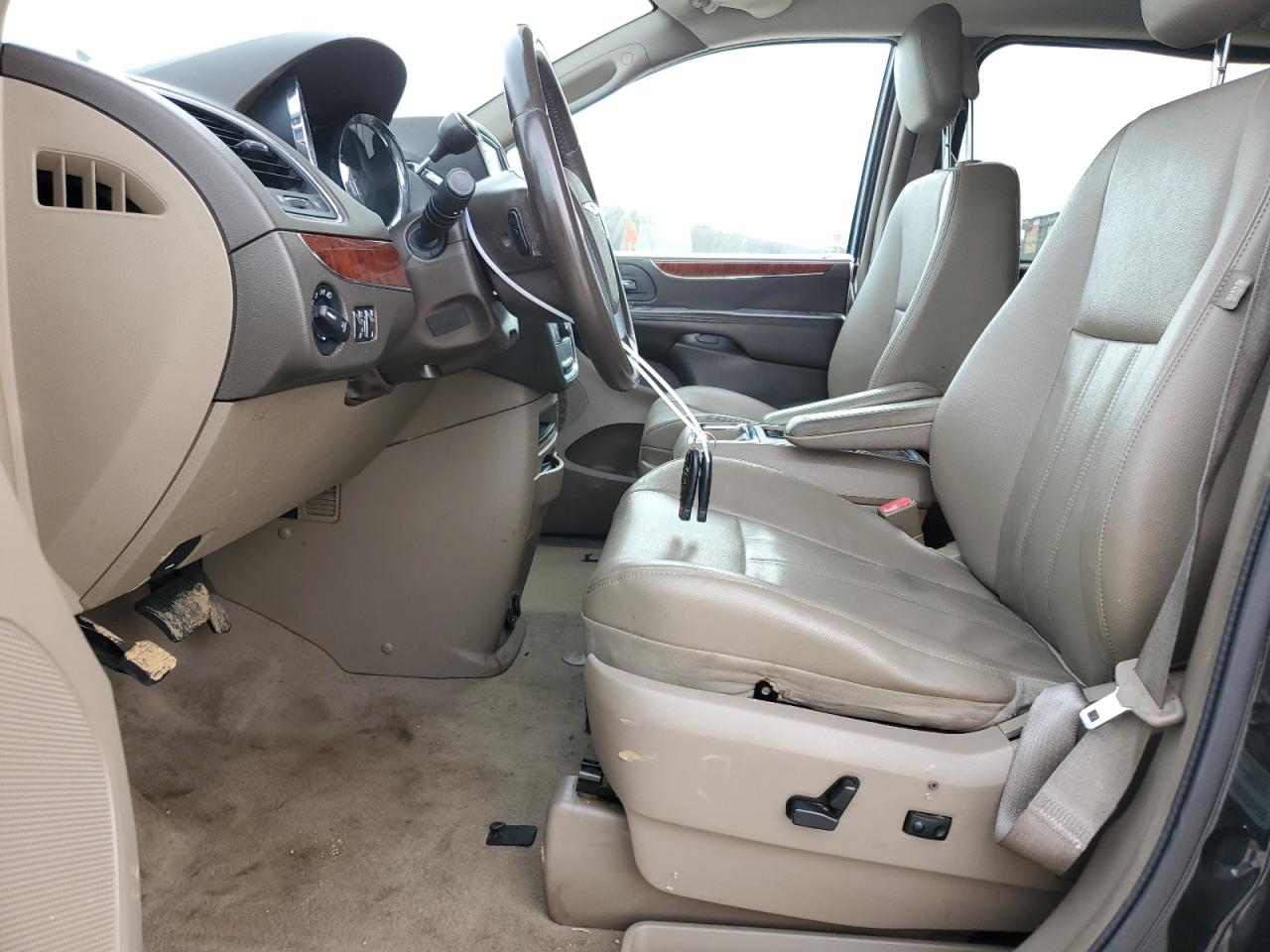 2013 Chrysler Town & Country - Image 7