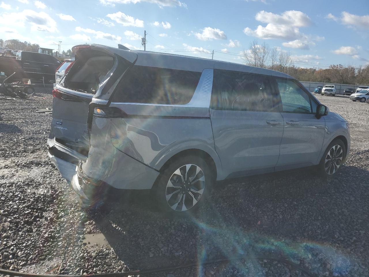 2024 Kia Carnival - Image 3