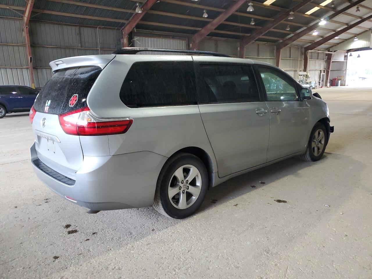 2015 Toyota Sienna - Image 3