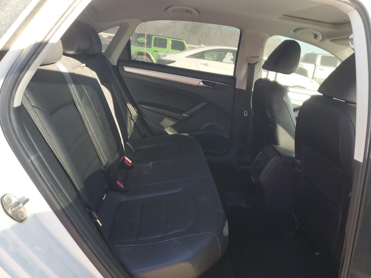 2019 Volkswagen Passat - Image 11