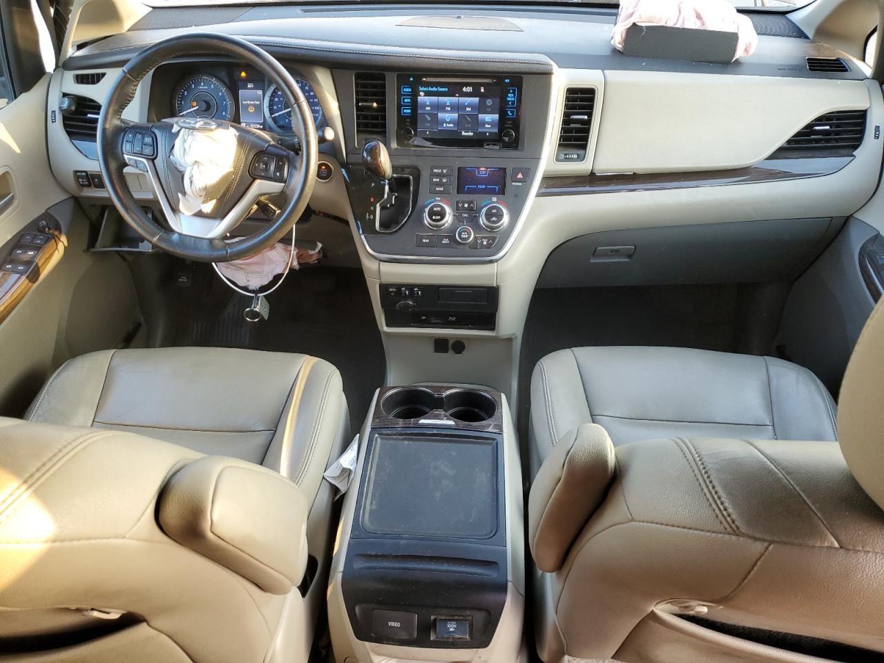 2017 Toyota Sienna - Image 8
