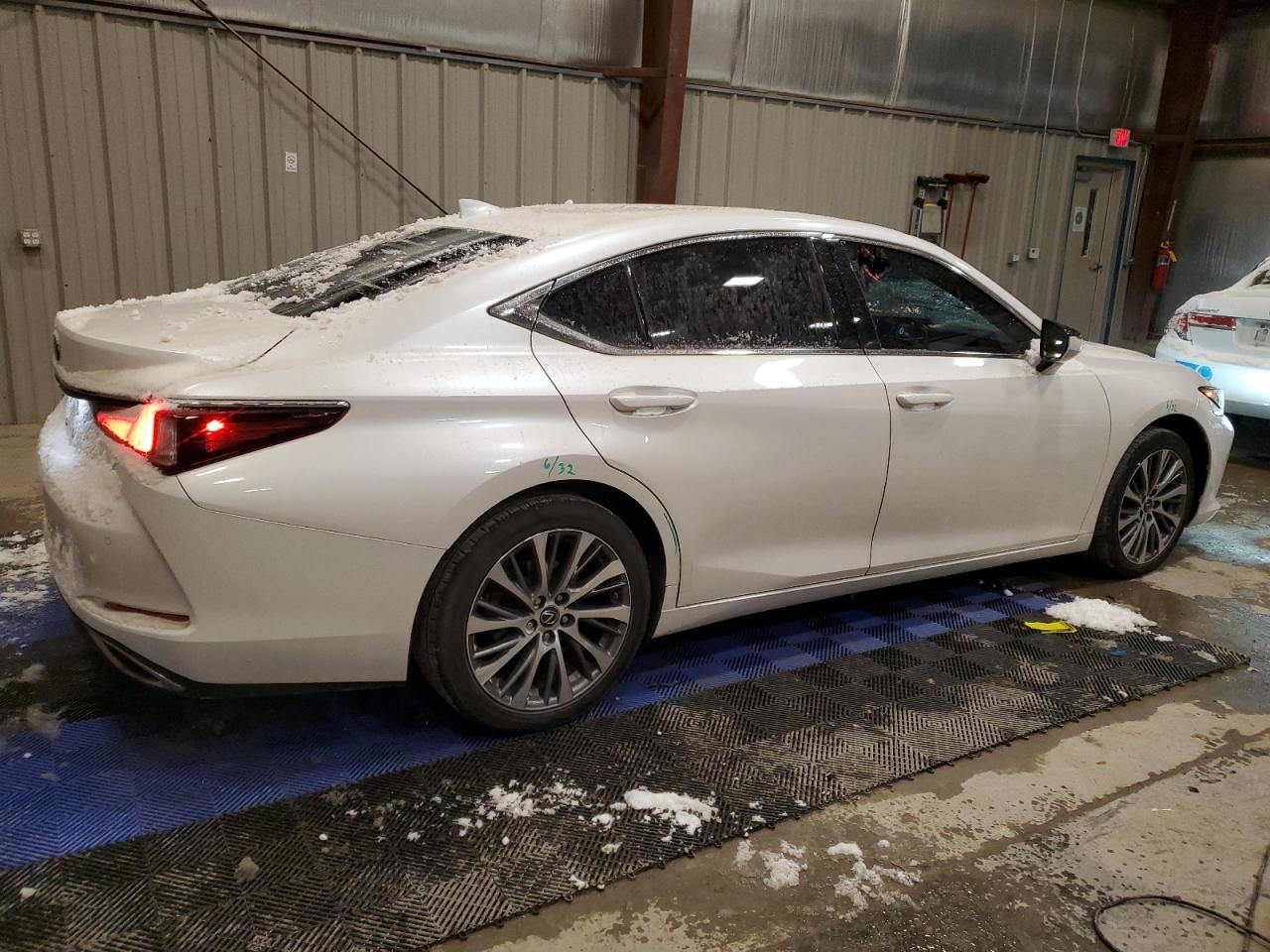 2020 Lexus ES - Image 3