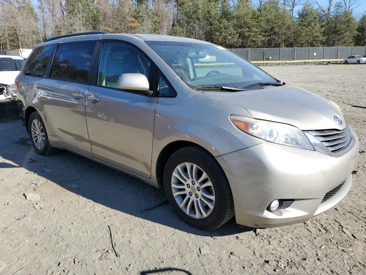 2017 Toyota Sienna - Image 4