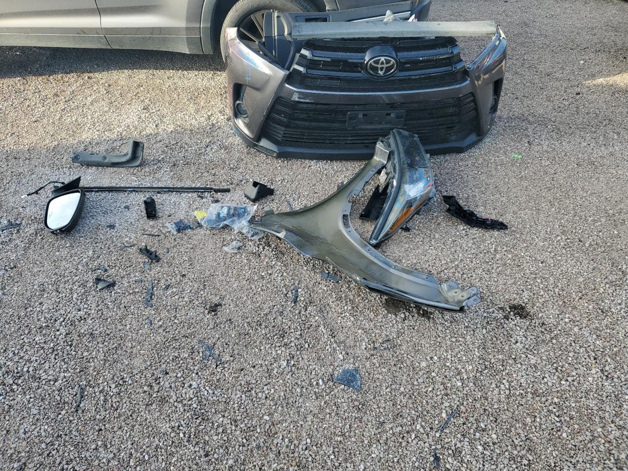2019 Toyota Highlander - Image 13