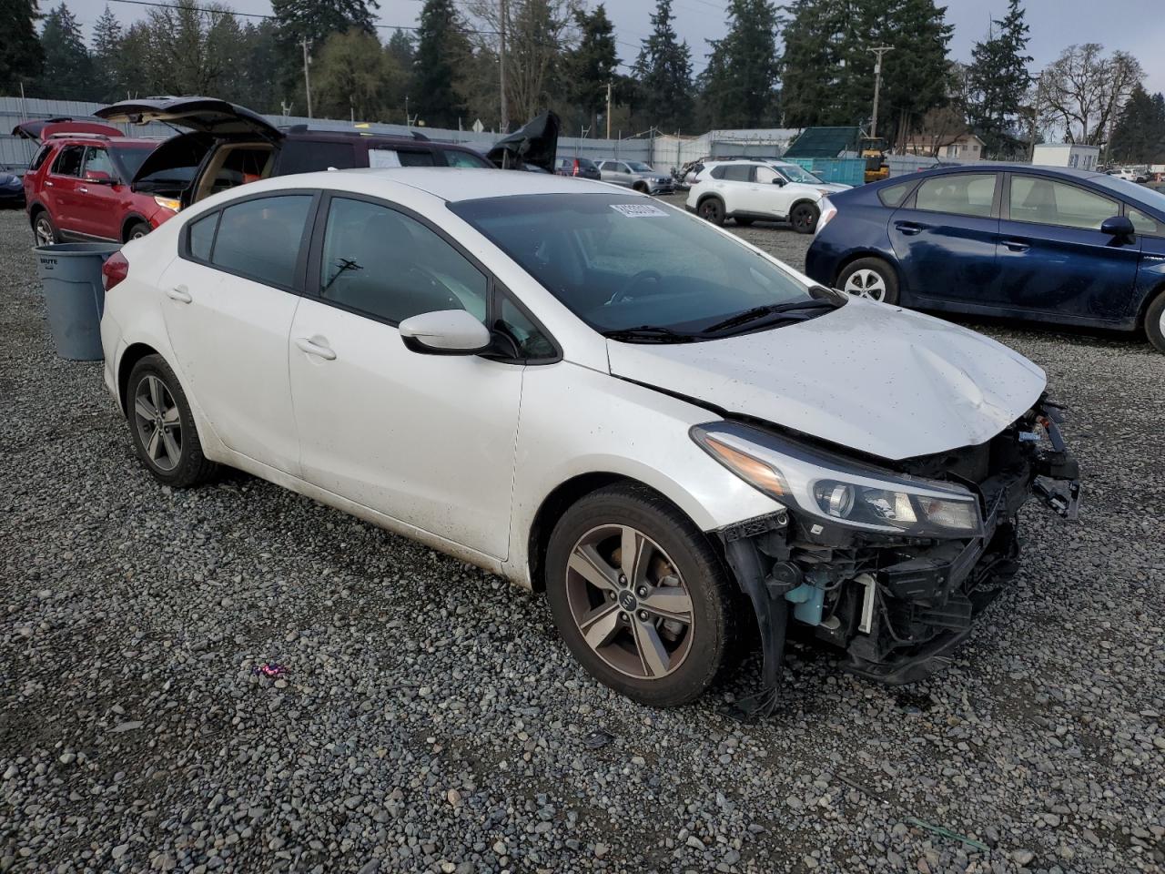 VIN 3KPFL4A71JE253048 2018 KIA FORTE no.4