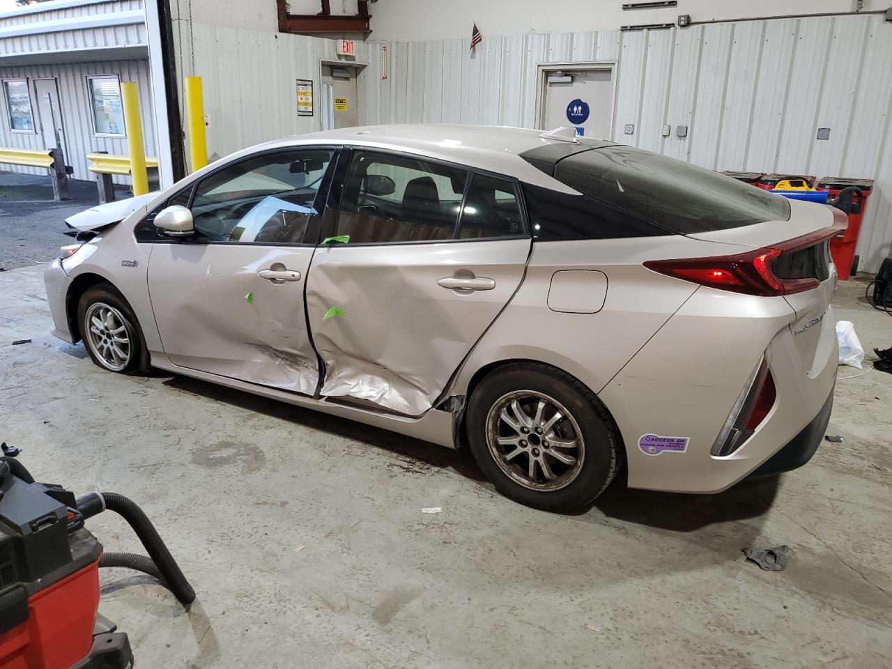2017 Toyota Prius - Image 2