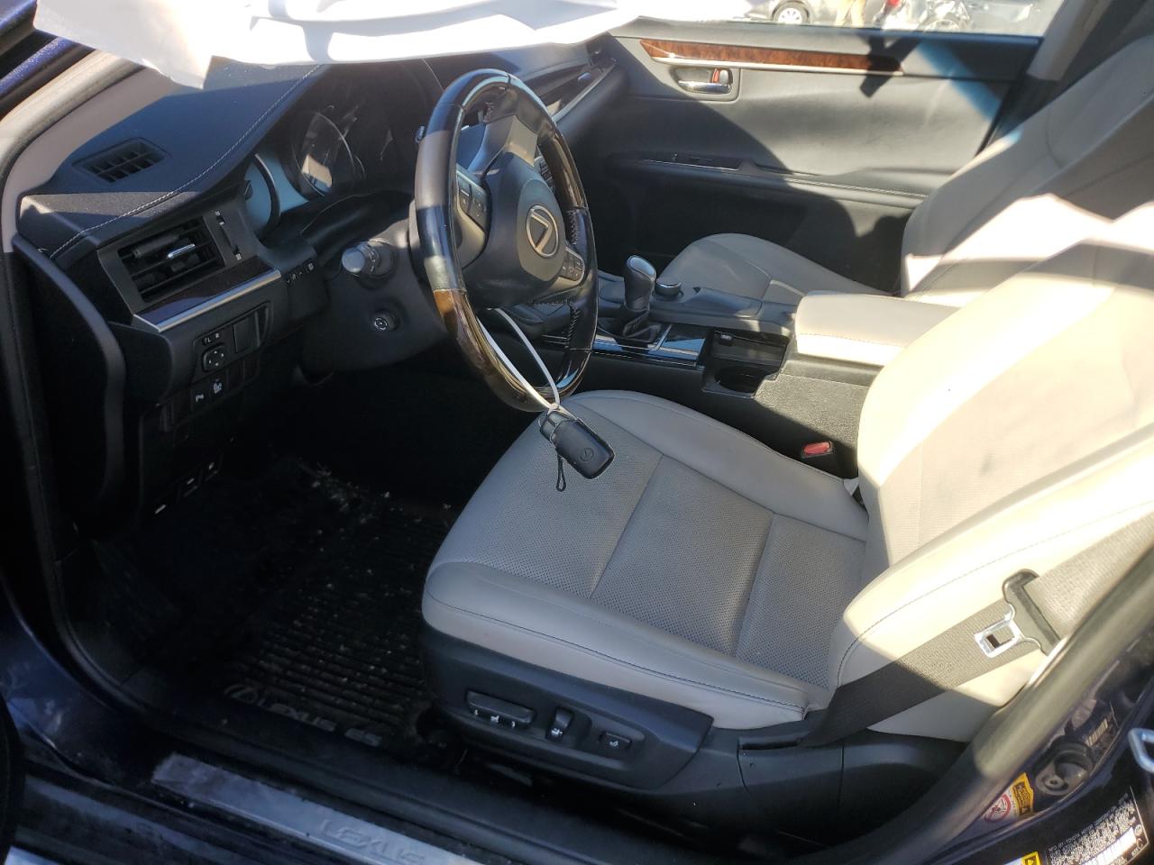 2016 Lexus ES - Image 7