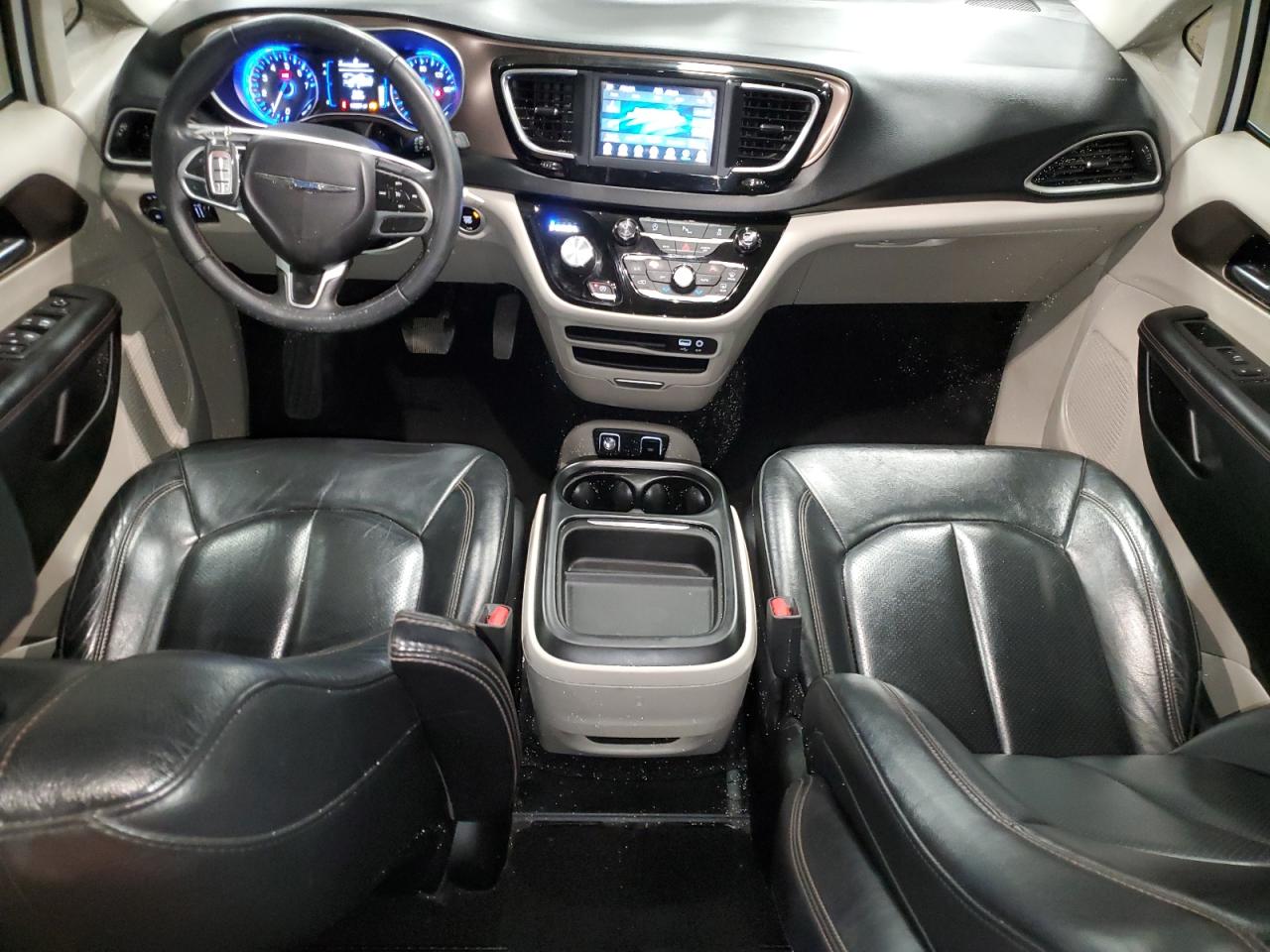 2018 Chrysler Pacifica - Image 8