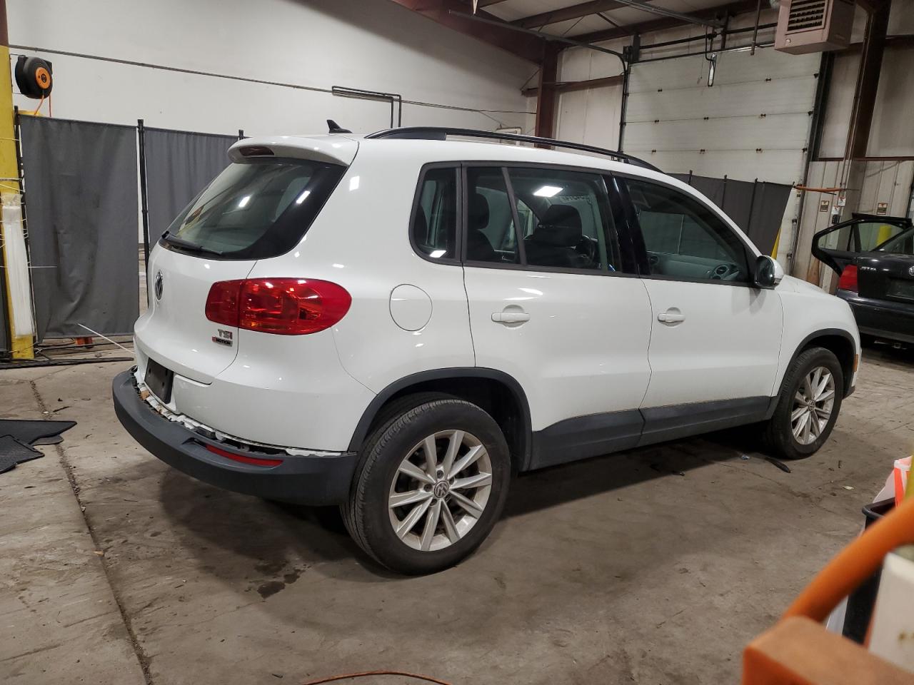 2017 Volkswagen Tiguan - Image 3