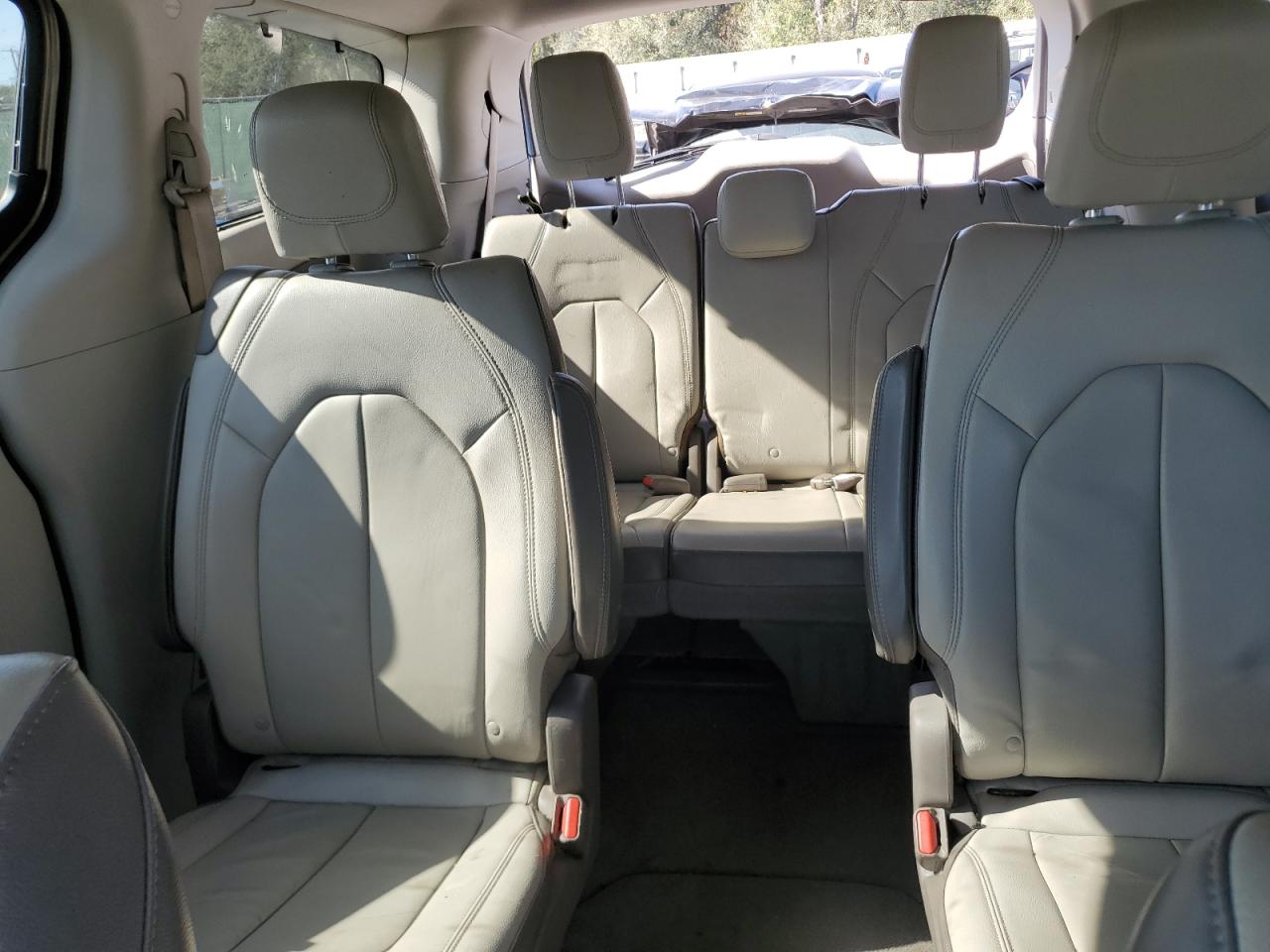 2017 Chrysler Pacifica - Image 10