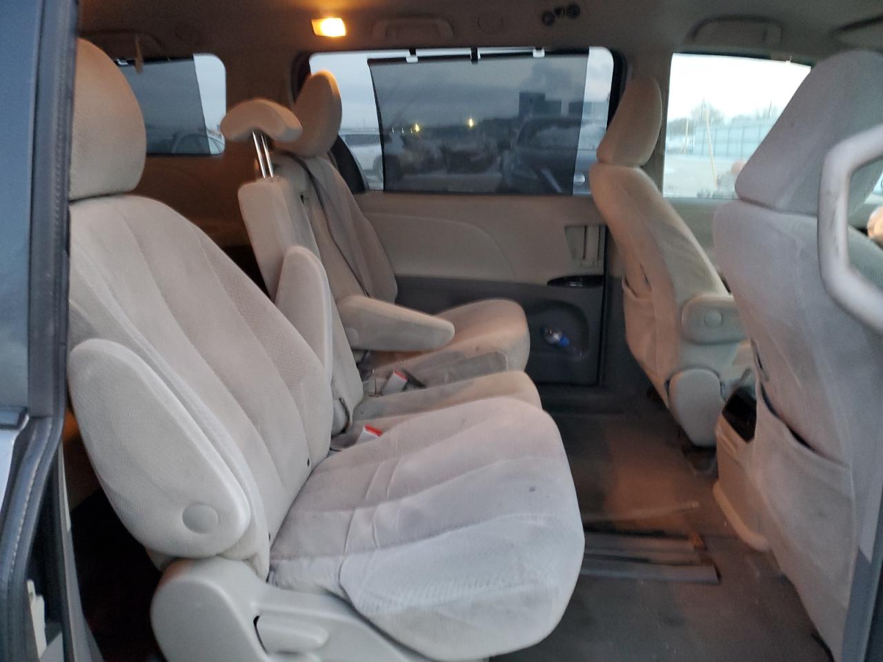 2011 Toyota Sienna - Image 11