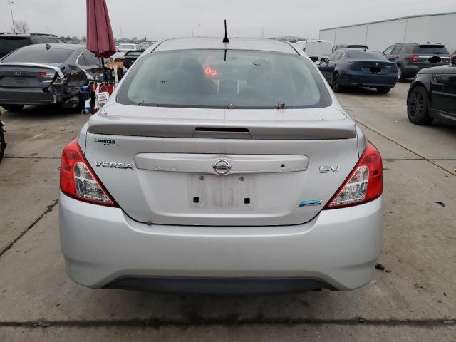  NISSAN VERSA 2015 Srebrny