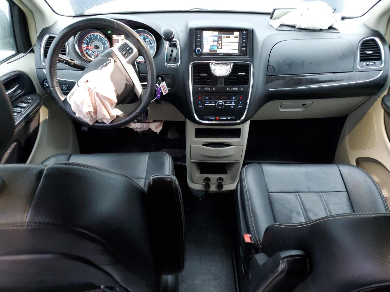2016 Chrysler Town & Country - Image 8