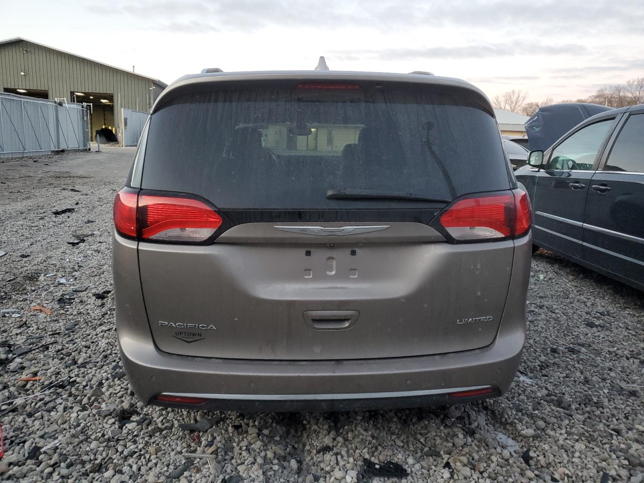 2017 Chrysler Pacifica - Image 6