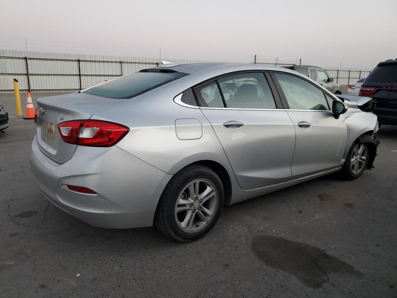 2018 Chevrolet Cruze - Image 3