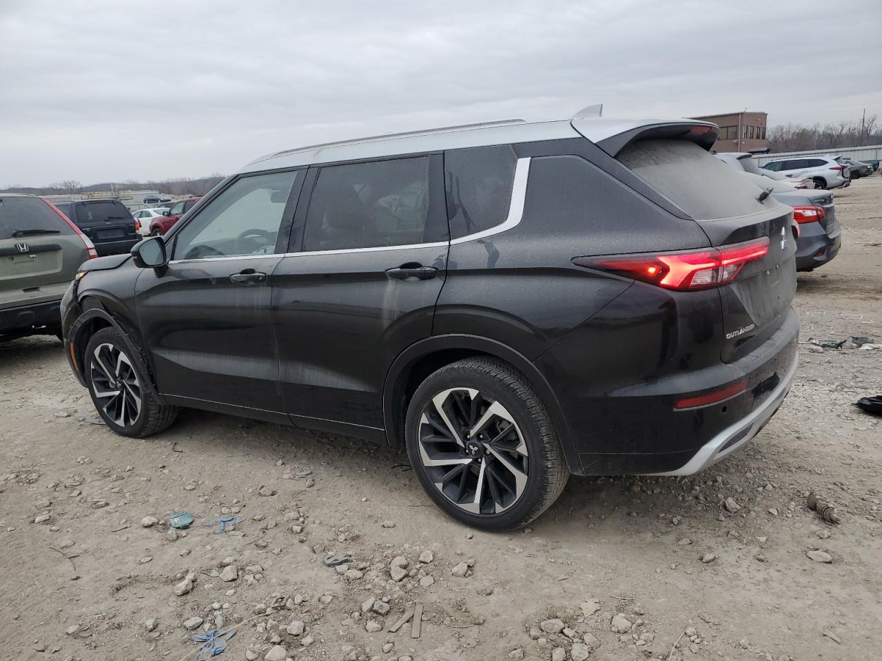 2024 Mitsubishi Outlander - Image 2