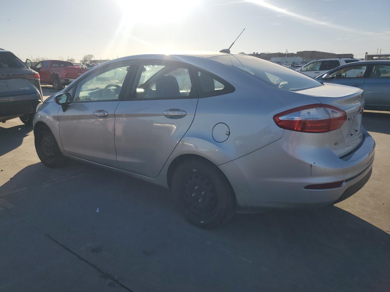 VIN 3FADP4BJ3FM211327 2015 FORD FIESTA no.2