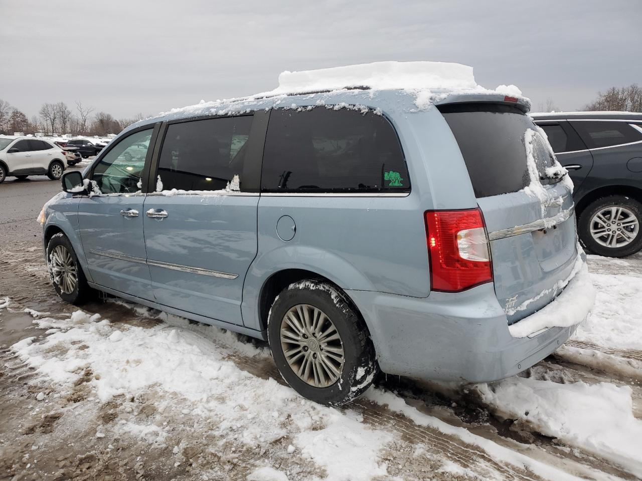 2016 Chrysler Town & Country - Image 2