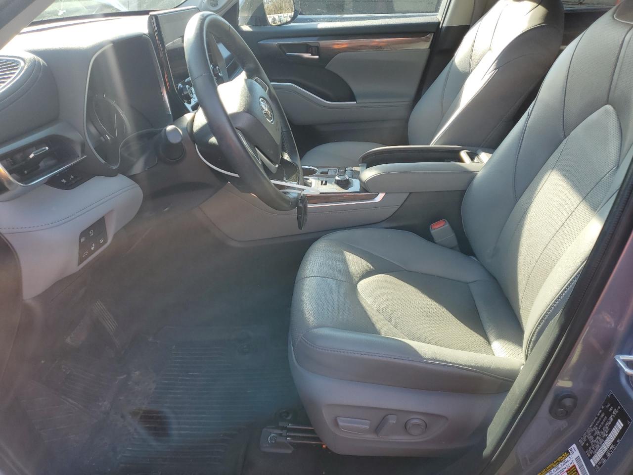 2022 Toyota Highlander - Image 7