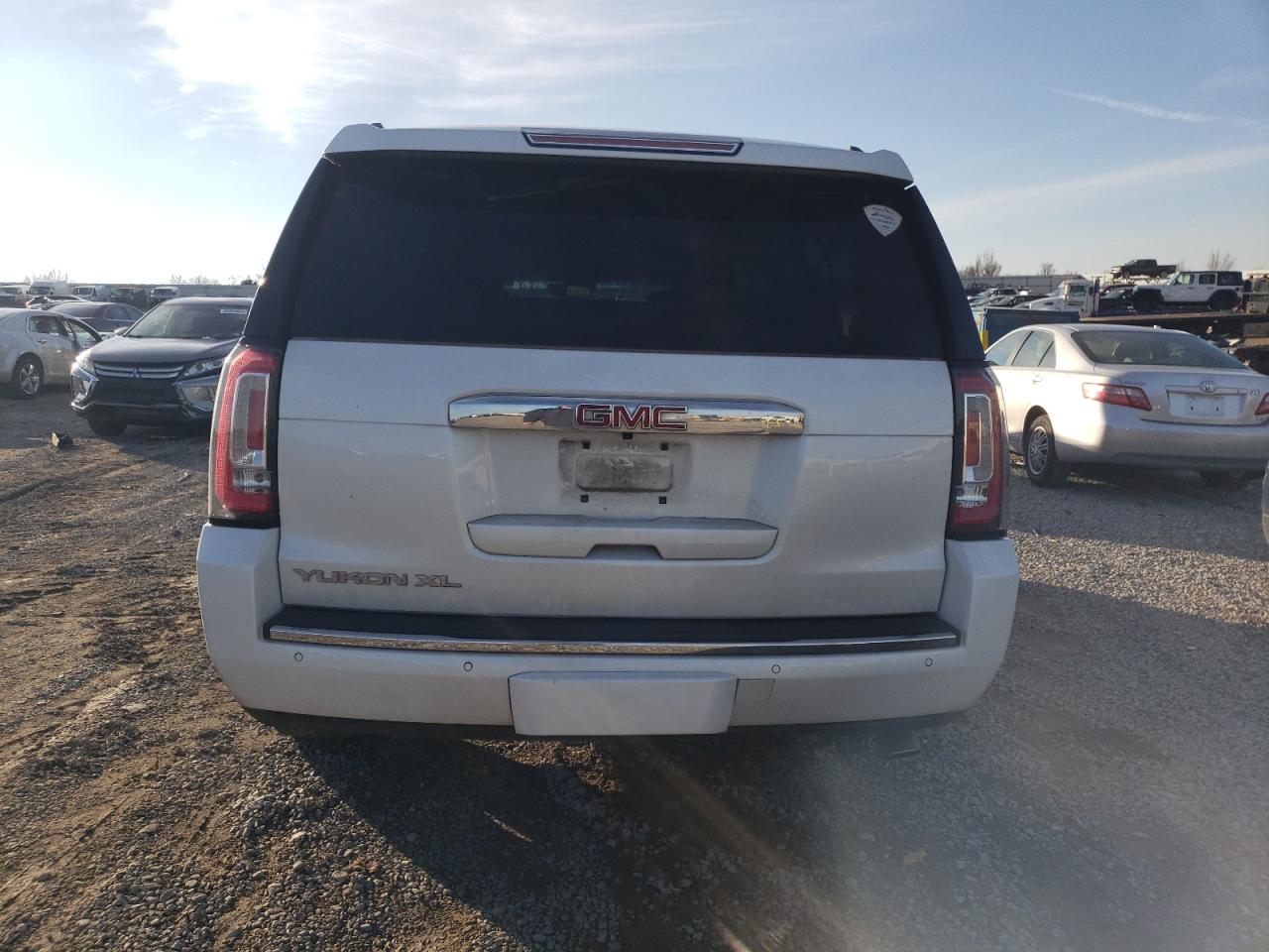 2017 GMC Yukon - Image 6
