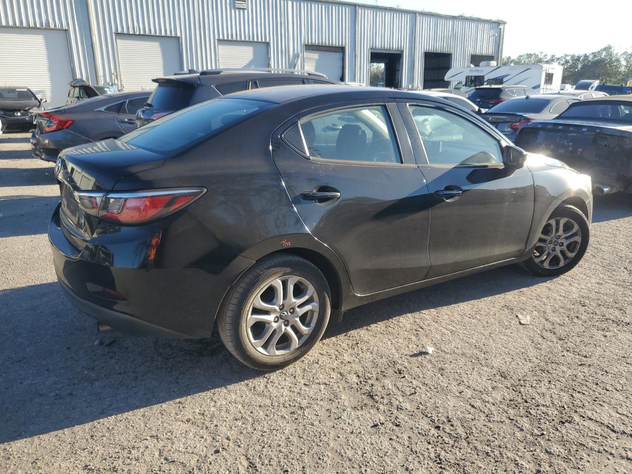 VIN 3MYDLBYV8HY163132 2017 TOYOTA YARIS no.3