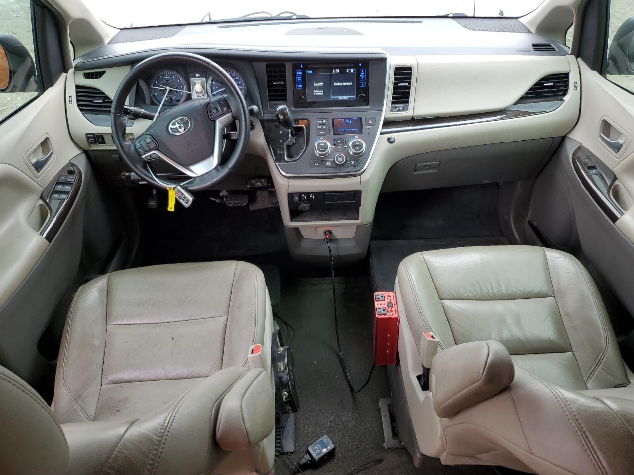 2017 Toyota Sienna - Image 8