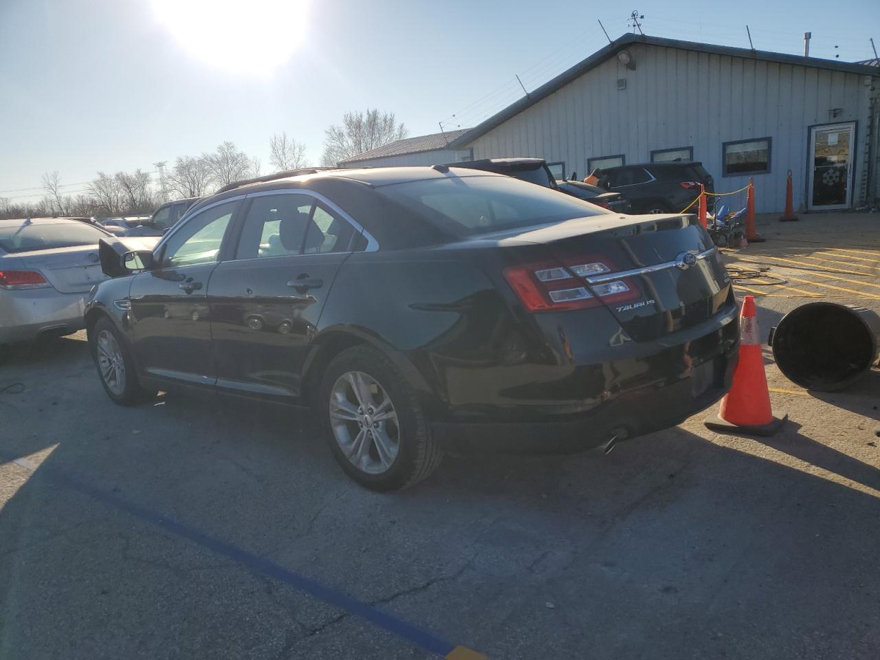 VIN 1FAHP2E89GG125823 2016 FORD TAURUS no.2