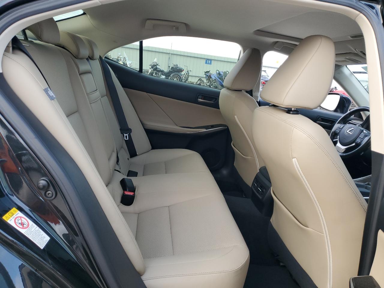 2017 Lexus IS - Image 10