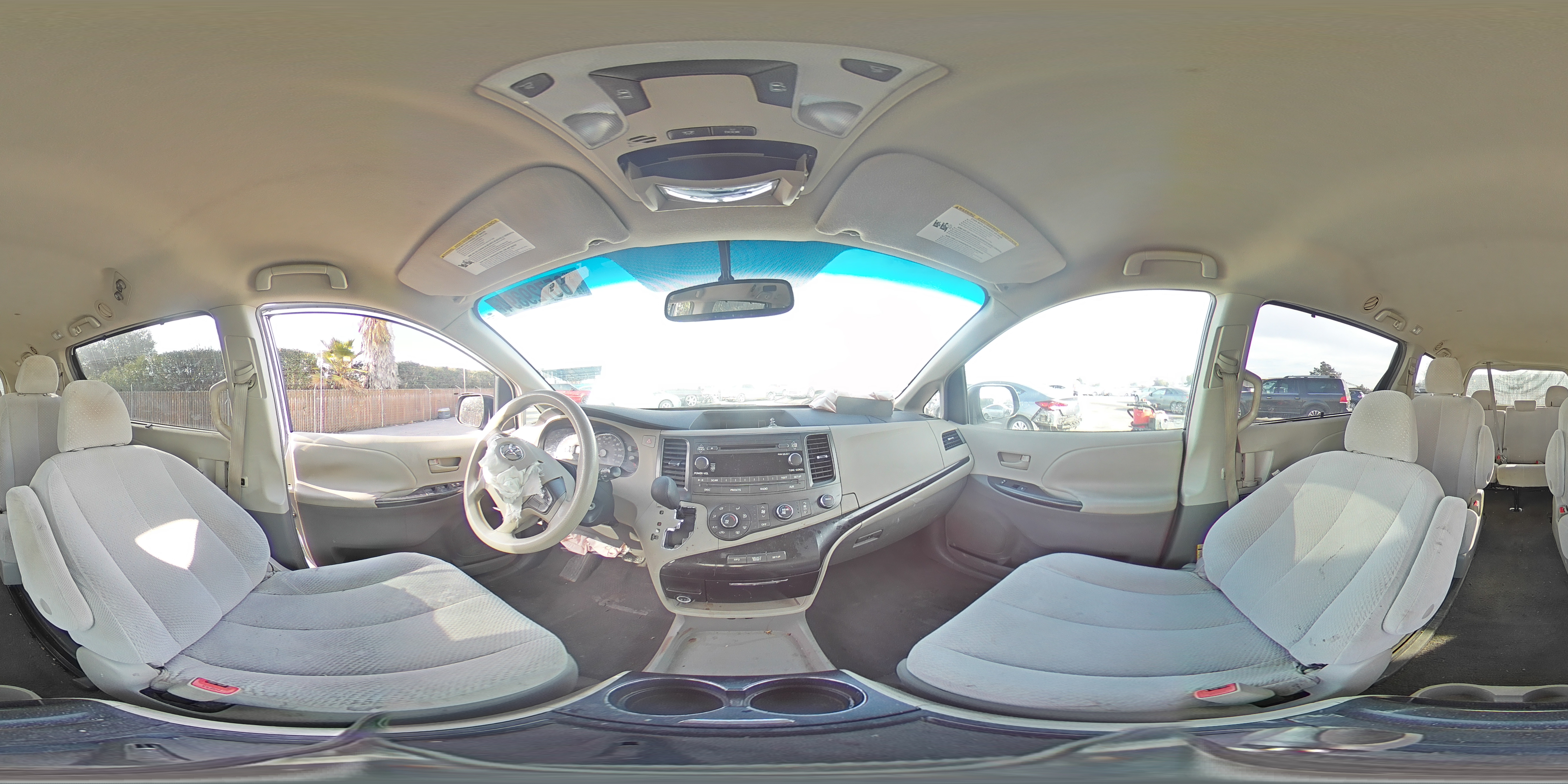 2011 Toyota Sienna - Image 13