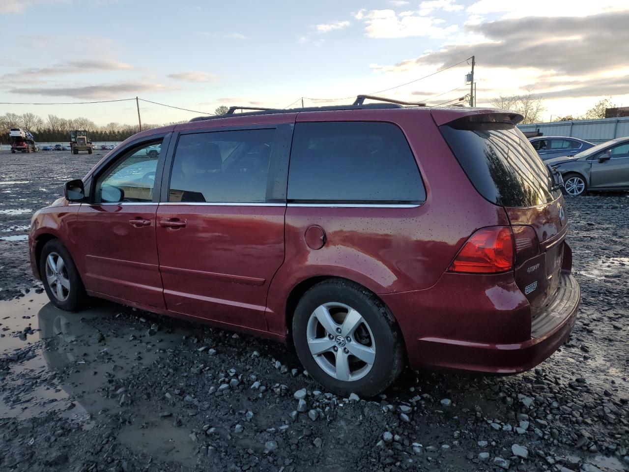 2011 Volkswagen Routan - Image 2