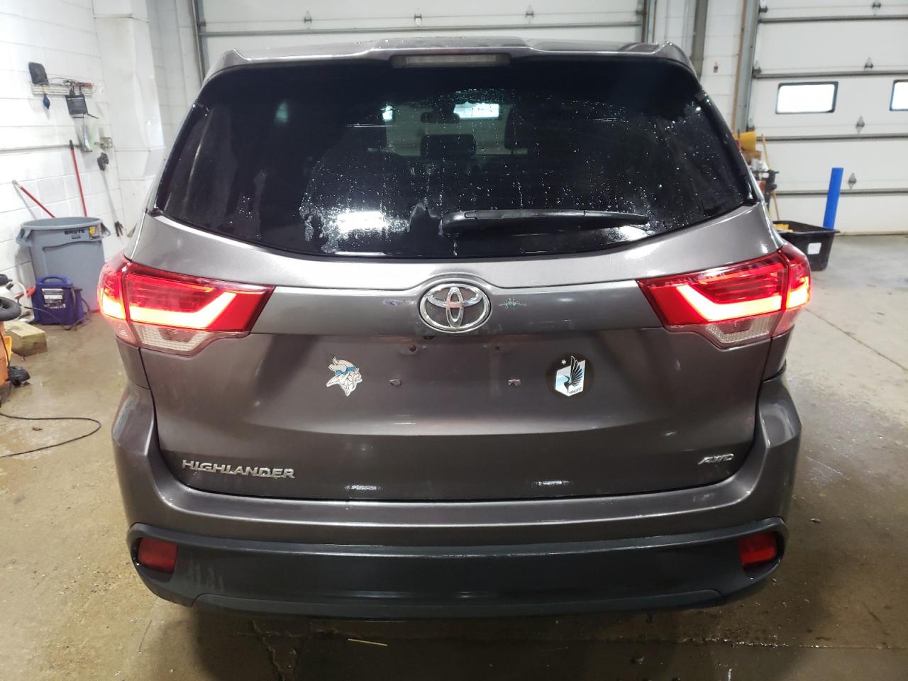2017 Toyota Highlander - Image 6