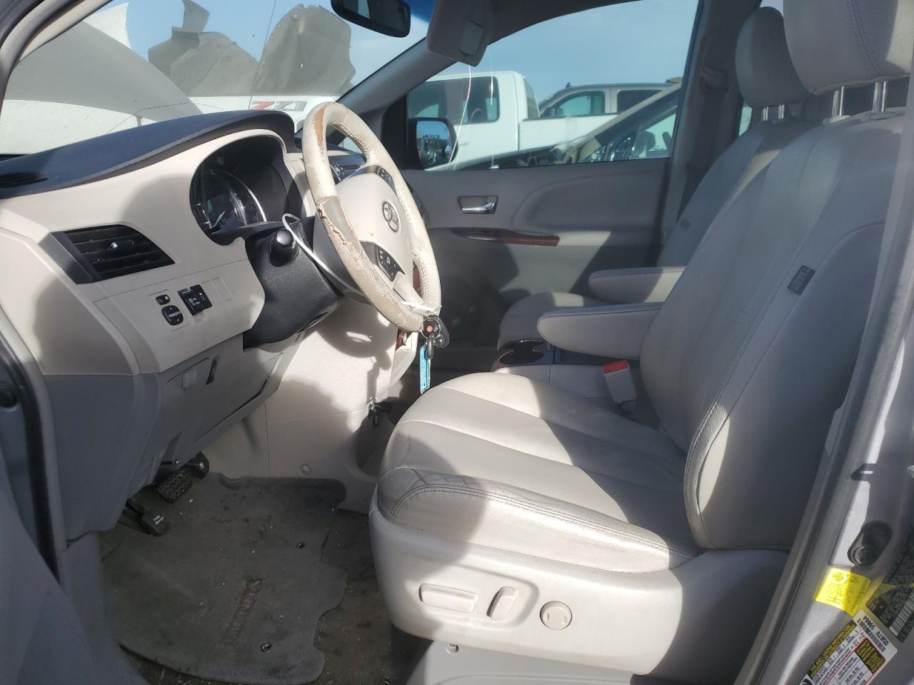2012 Toyota Sienna - Image 7