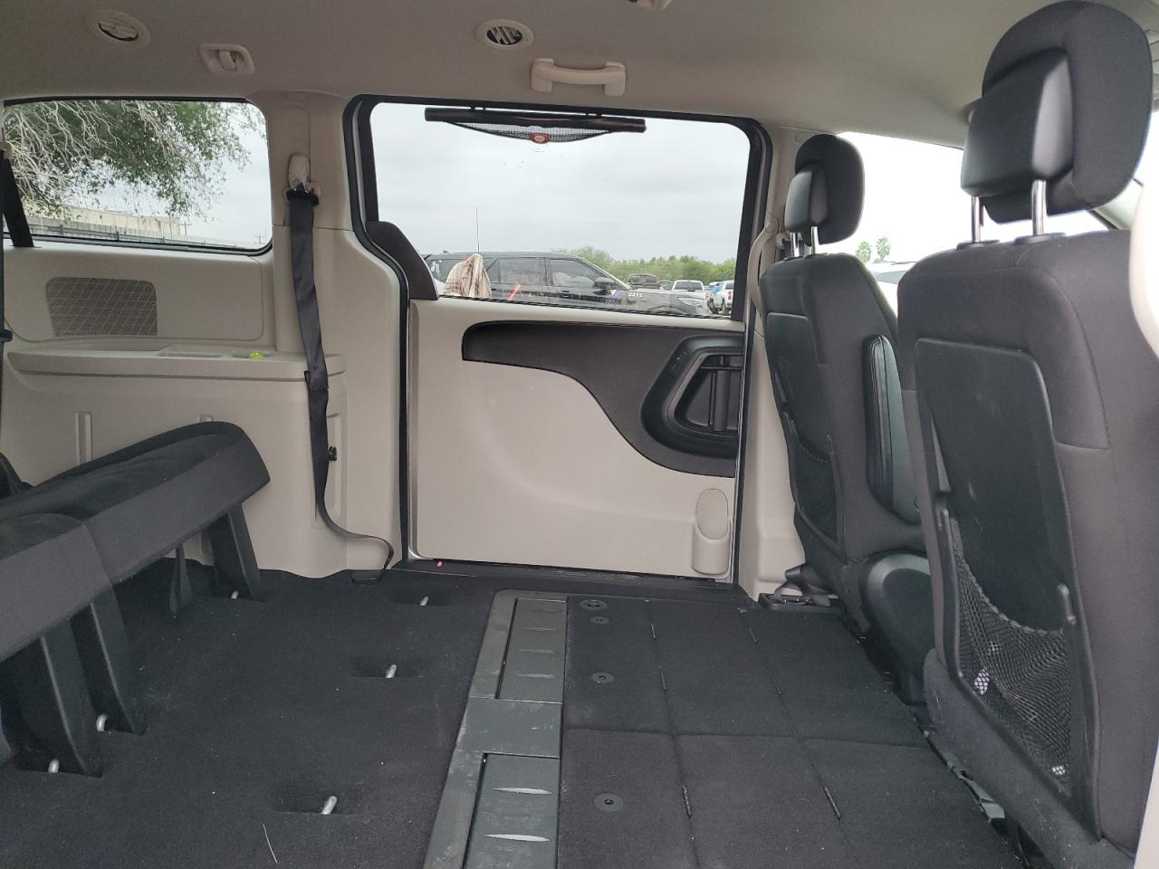 2018 Dodge Caravan - Image 12