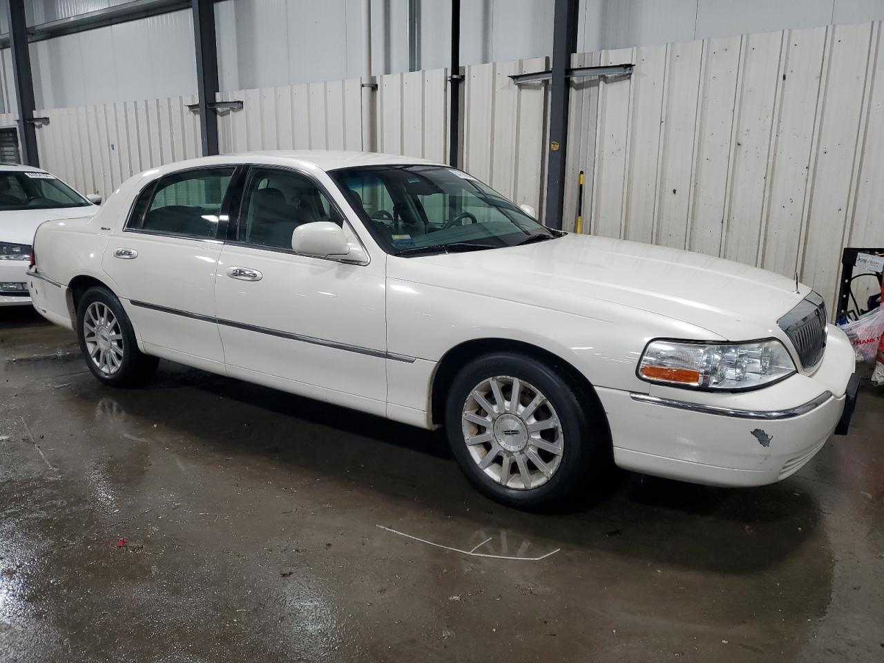 2007 Lincoln Town Car - Image 4