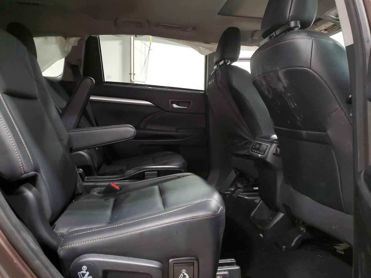 2017 Toyota Highlander - Image 11