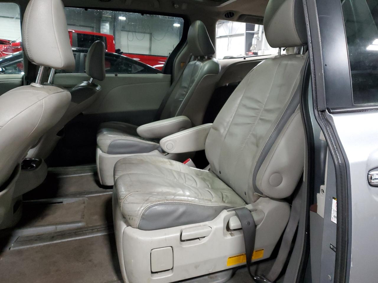 2011 Toyota Sienna - Image 11