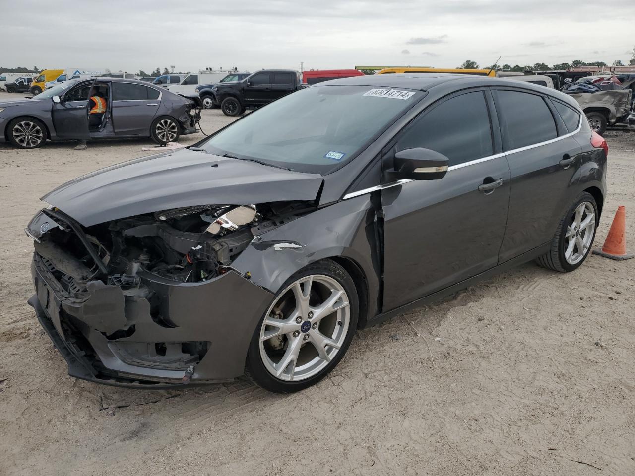 VIN 1FADP3N20GL319048 2016 FORD FOCUS no.1