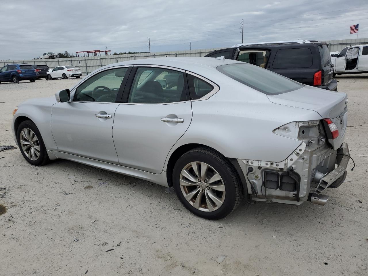 2012 Infiniti M - Image 2
