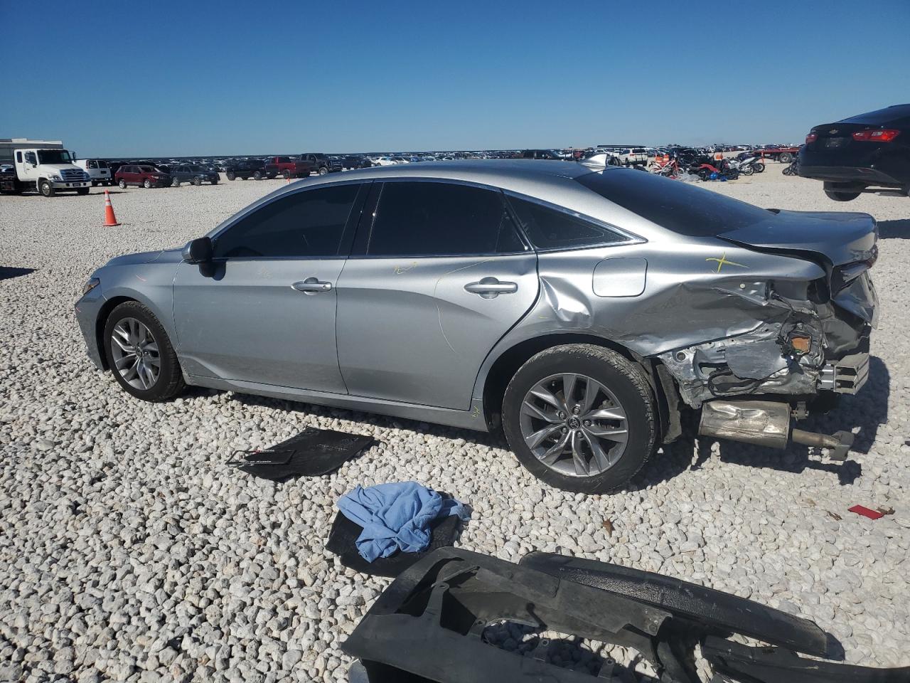 2022 Toyota Avalon - Image 2