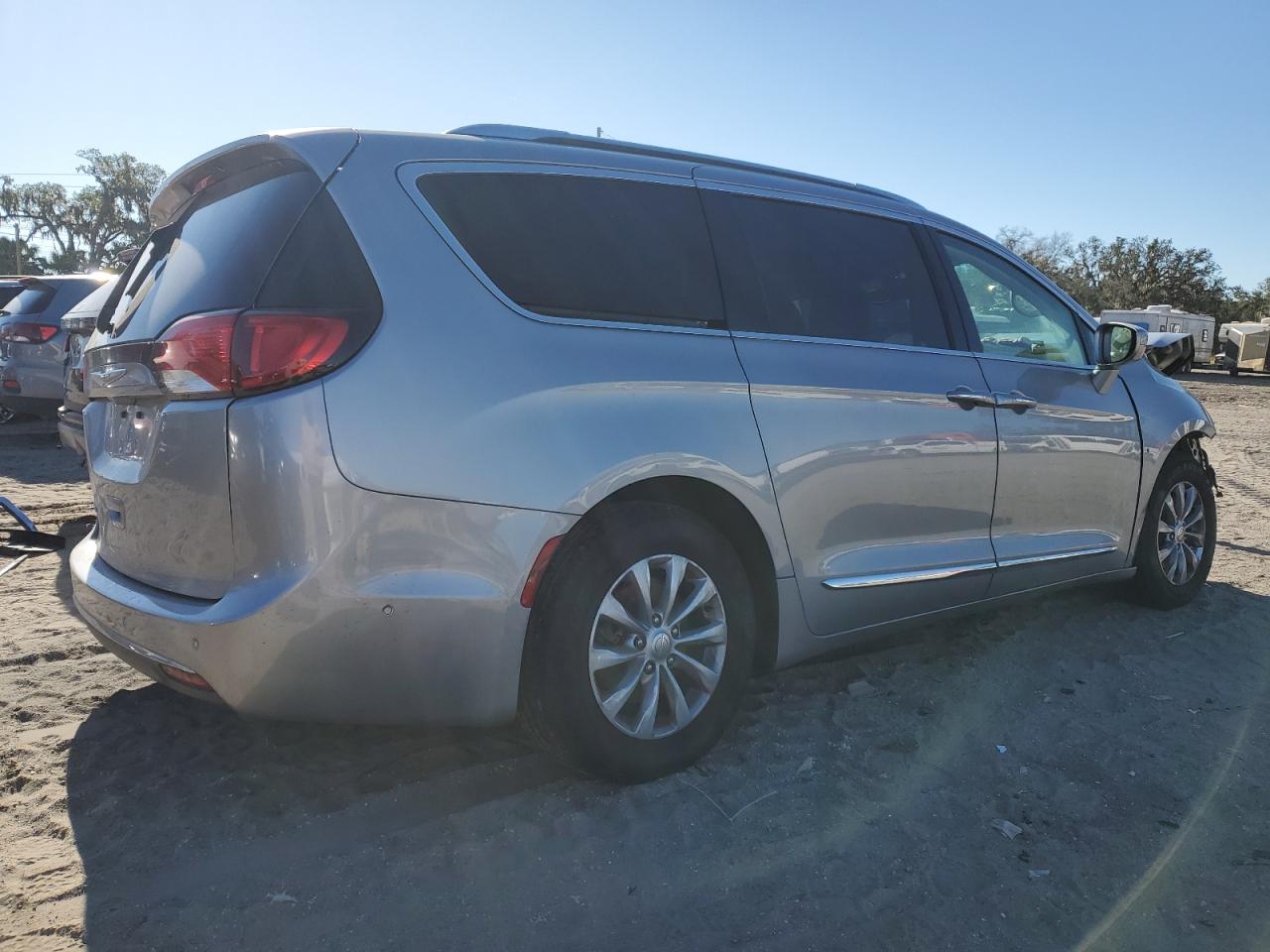2018 Chrysler Pacifica - Image 3