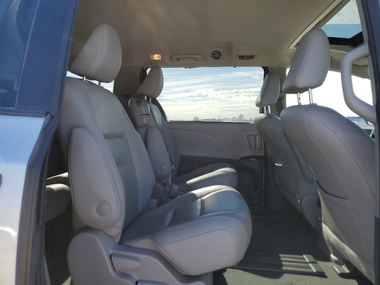 2020 Toyota Sienna - Image 11
