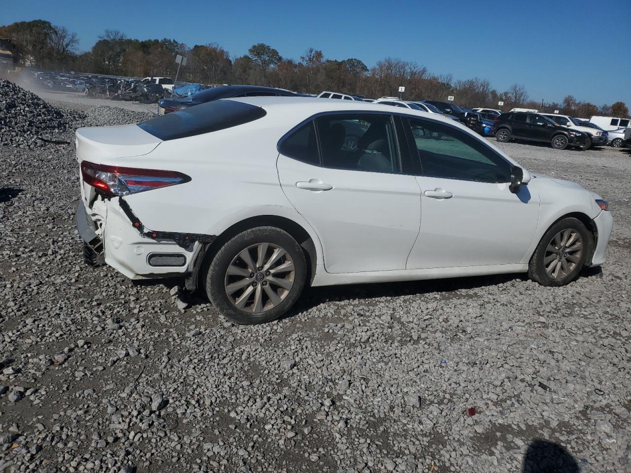 VIN 4T1B11HK6JU647686 2018 TOYOTA CAMRY no.3