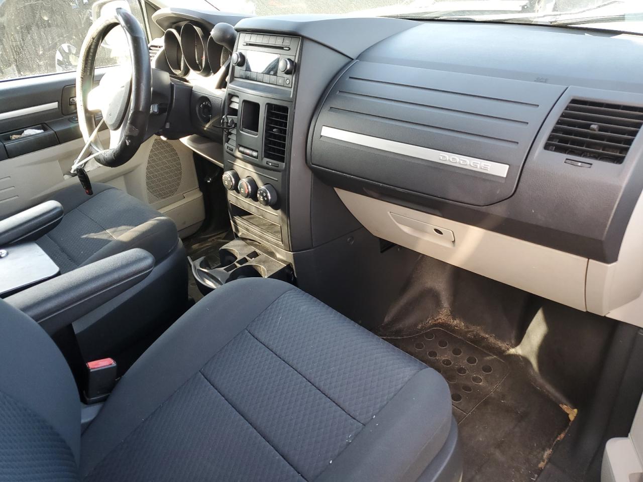 2010 Dodge Caravan - Image 8