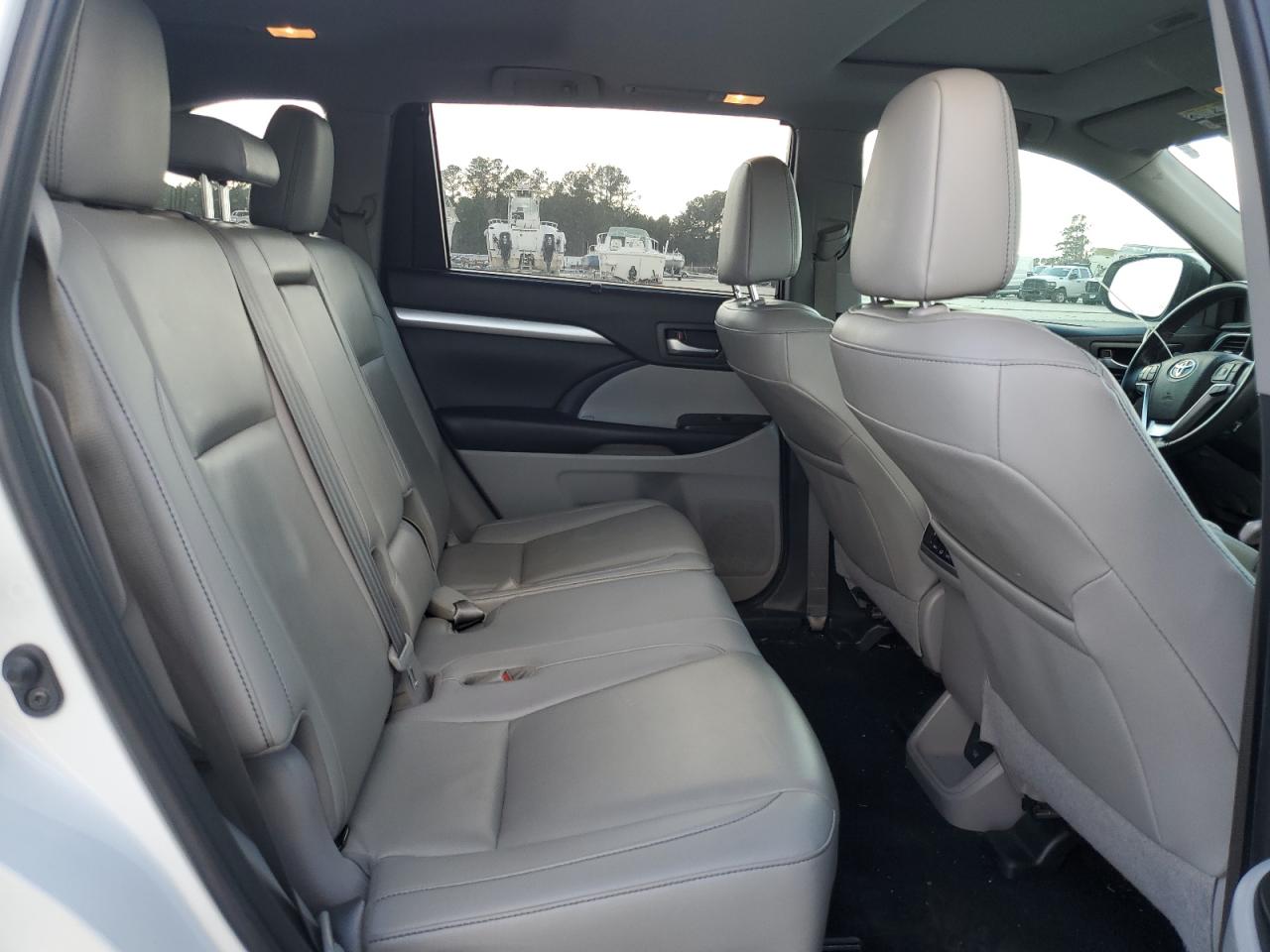 2019 Toyota Highlander - Image 11