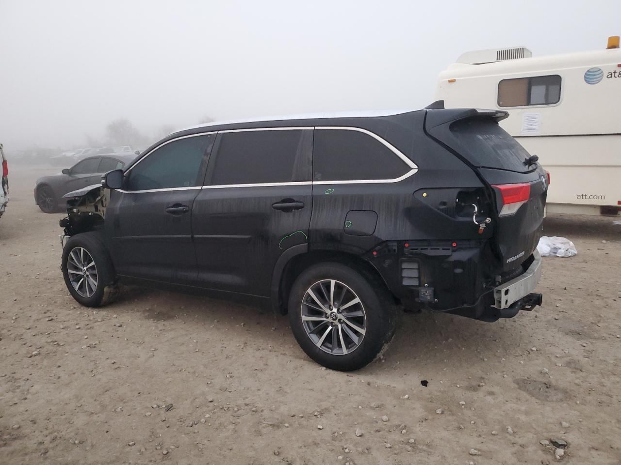5TDJZRFH7JS558406 2018 TOYOTA HIGHLANDER - Image 2
