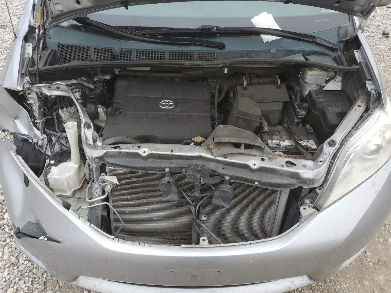 2012 Toyota Sienna - Image 12