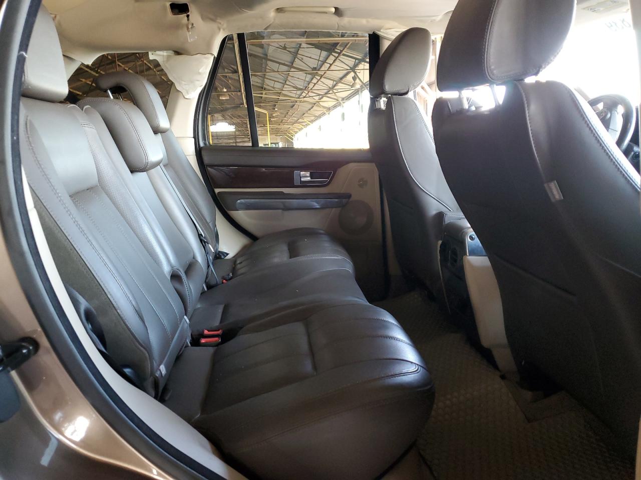 2010 Land Rover Range Rover - Image 10