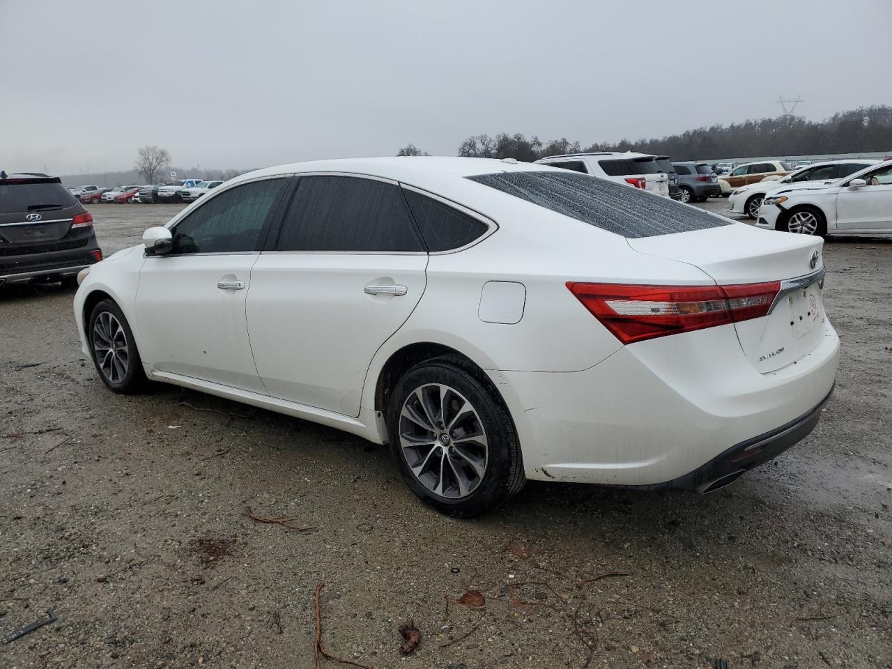 2018 Toyota Avalon - Image 2